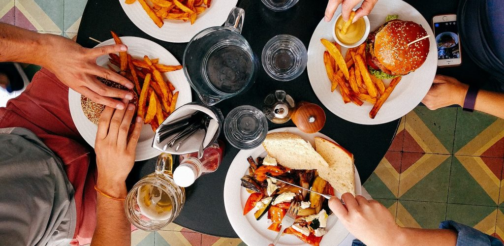 Friends_eating_lunch_in_diner_(Unsplash)